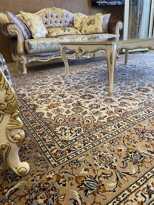 Ένα πολυτελέστατο περσικό Ardakan, σε απόλυτη χρωματική αρμονία με τα κλασσικά έπιπλα του χώρου του πελάτη, από τη συλλογή μας Mogadam Carpets