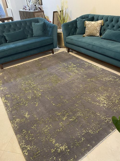 H μοντέρνα αισθητική του χώρου του πελάτη δένει σε ένα απόλυτα ταιριαστό σύνολο με το περσικό μοντέρνο-bamboo silk χαλί της συλλογής μας Mogadam Carpets