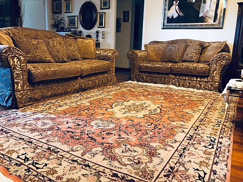 Όταν η barock διακόσμηση του χώρου δένει σε ένα αρμονικό σύνολο με το υπέροχο κλασσικό χαλί Tabriz της συλλογής μας Mogadam Carpets