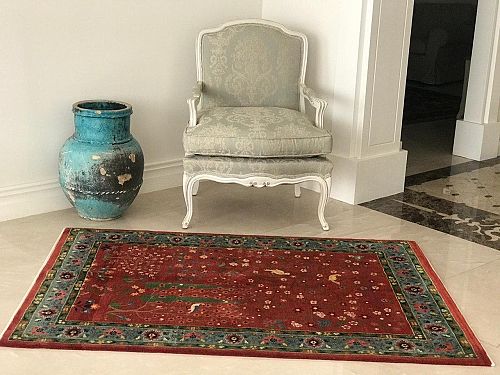 Η αφαιρετική αισθητική του χώρου του πελάτη αναδεικνύεται άψογα με το χειροποίητο περσικό χαλί Ghashquaei σε έντονους εξωτικούς χρωματισμούς, από τη συλλογή μας Mogadam Carpets