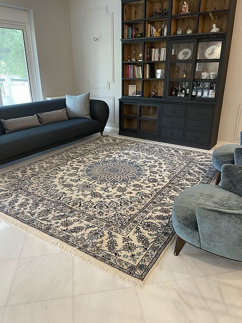 Ένα κλασσικό περσικό Ναίν σε απαλούς-ψυχρούς χρωματισμούς, το οποίο συνδυάζεται αρμονικά στο χώρο, από τη συλλογή μας Mogadam Carpets