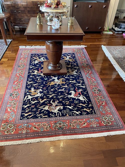 Ένα μοναδικό περσικό ολομέταξο χαλί Gom με παράσταση έφιππων ανδρών, μόνο από την επιχείρησή μας Mogadam Carpets, σε ένα πολύ όμορφο και εκλεπτυσμένο χώρο